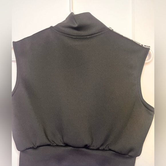 Nike Black Small Activewear Crop Top: Style and Performance Combined - Picture 2 of 7